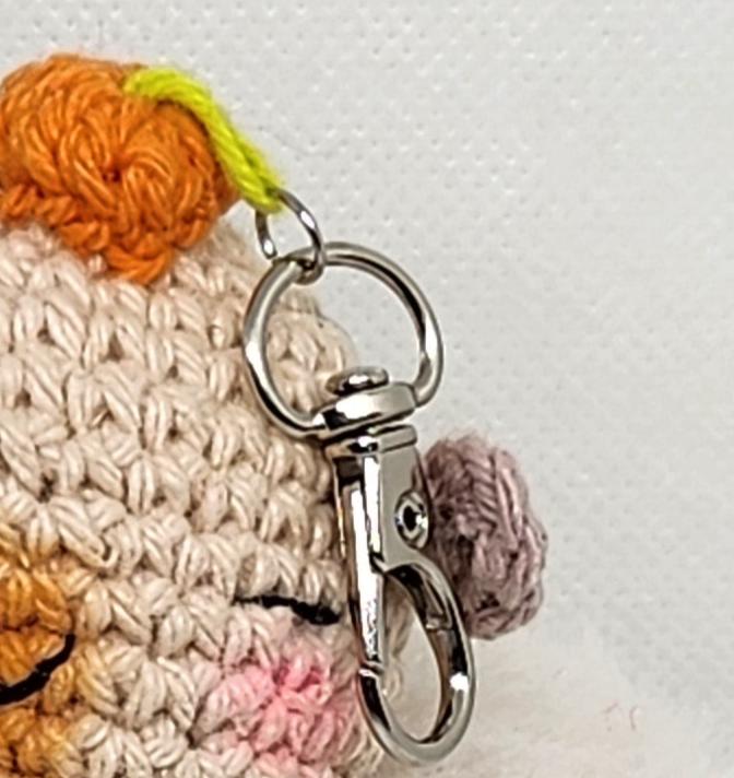 Porte-clé Au Crochet Capybara avec sa citrouille. (Halloween)